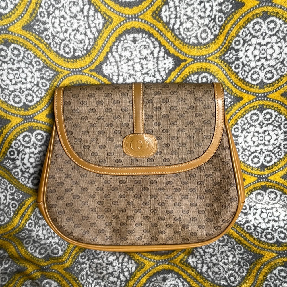Vintage Gucci clutch